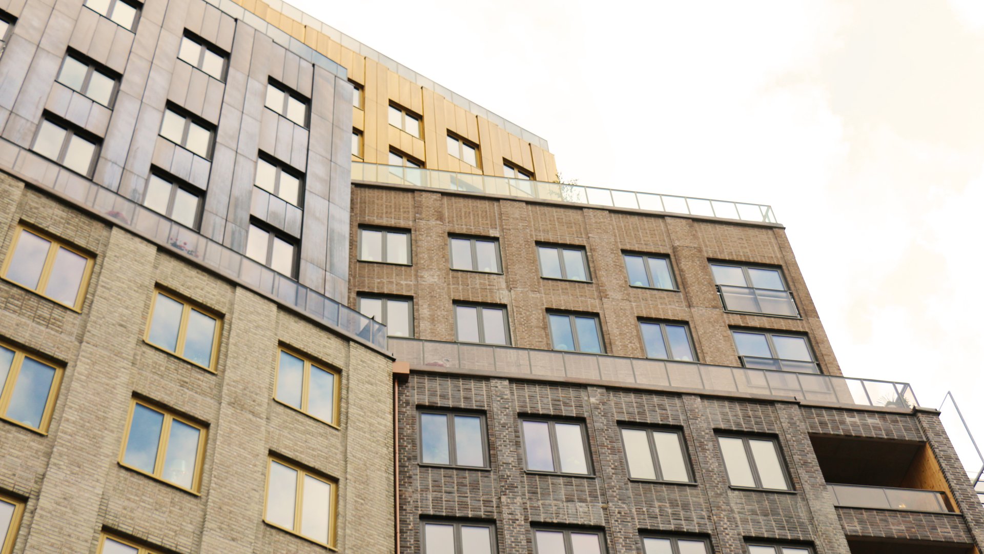 Modern fasad i brunt på flerbostadshuset Etaget där Ebab ansvarade för projektering, upphandling, produktion och överlämnande av projektet