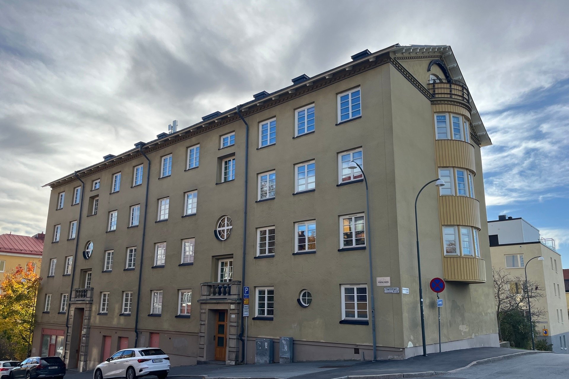 Fasad i grågrön puts i Kv. Grönskogen 1 där Ebab bidragit i arbetet med nytt ventilationsaggregat och förbättrade förråd.