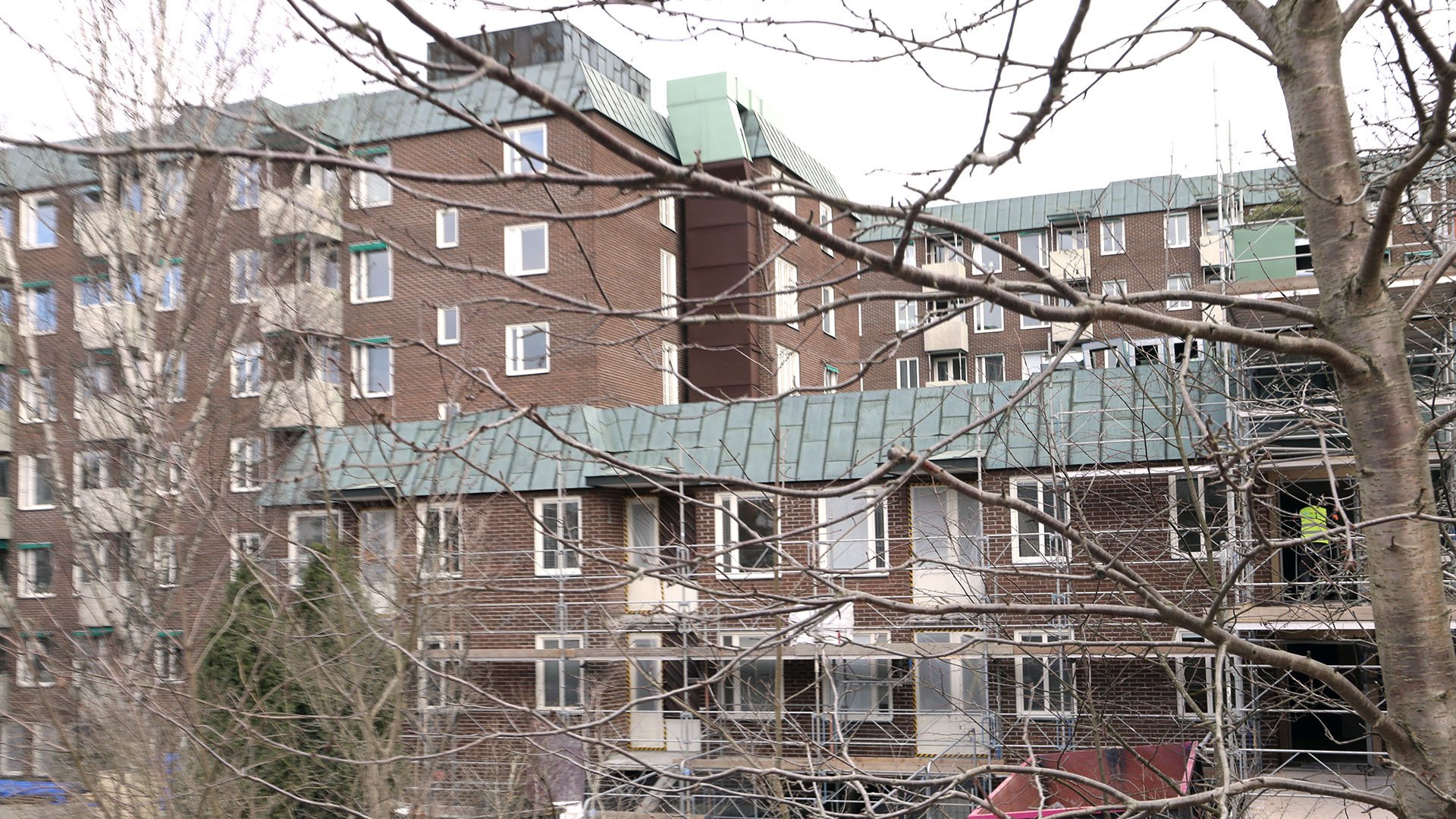 Seniorboendet Nockebyhem med fasad i mörkbrunt tegel och koppartak där Ebab ansvarat för installationssamordningen