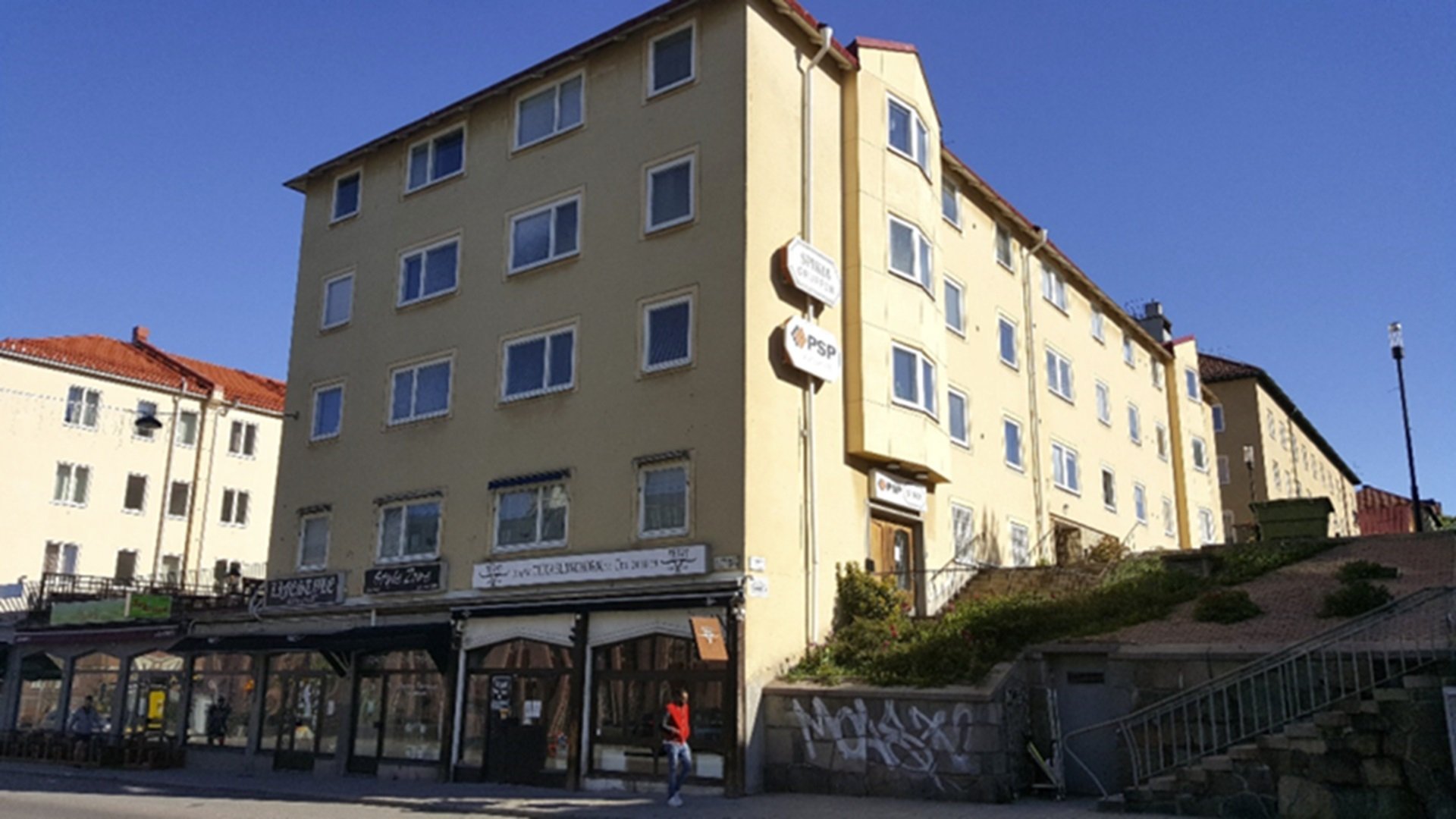 Hus med gul fasad och fönster med vita fönsterkarmar samt lokaler i bottenvåningen, där Ebab medverkat i totalrenoveringen av restaurangkök.