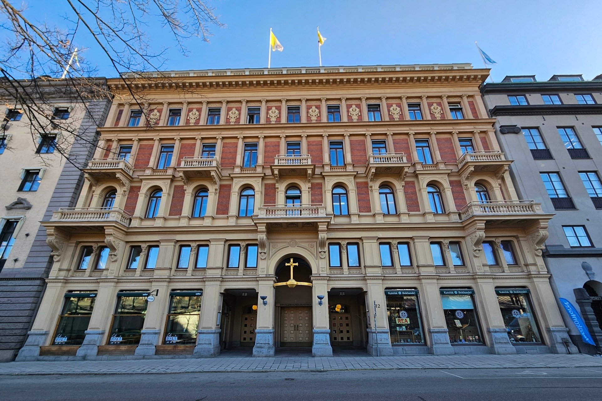 Fasad med rött tegel, många fönster och detaljer i gult - Kv Katthavet där Ebab ansvarar för hela projektet i utvecklingen av fastigheten.