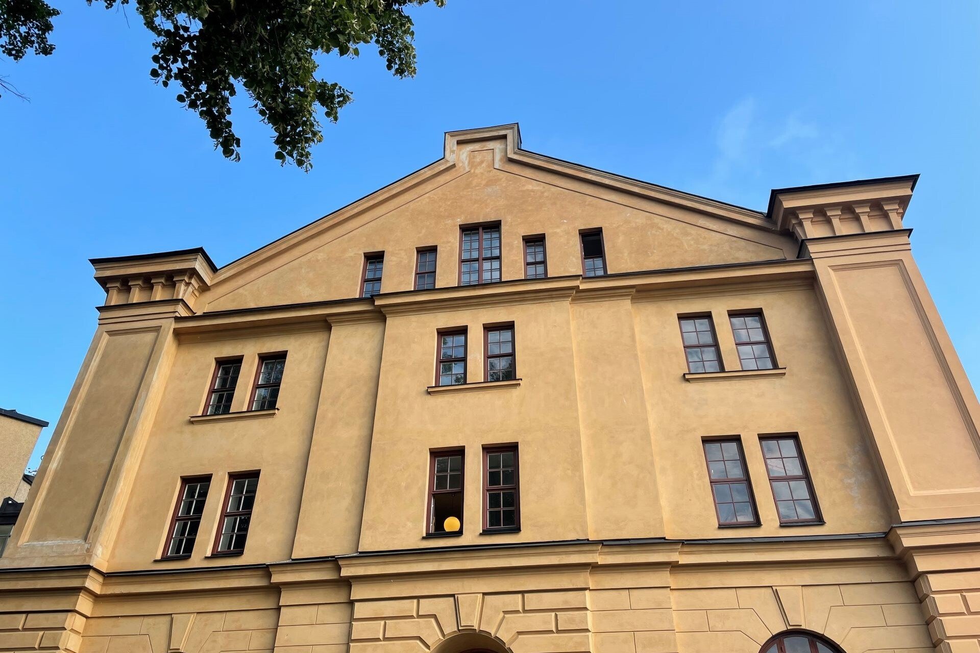 Kungliga Konsthögskolans fasad i gul puts där Ebab bidragit med energisamordning. 