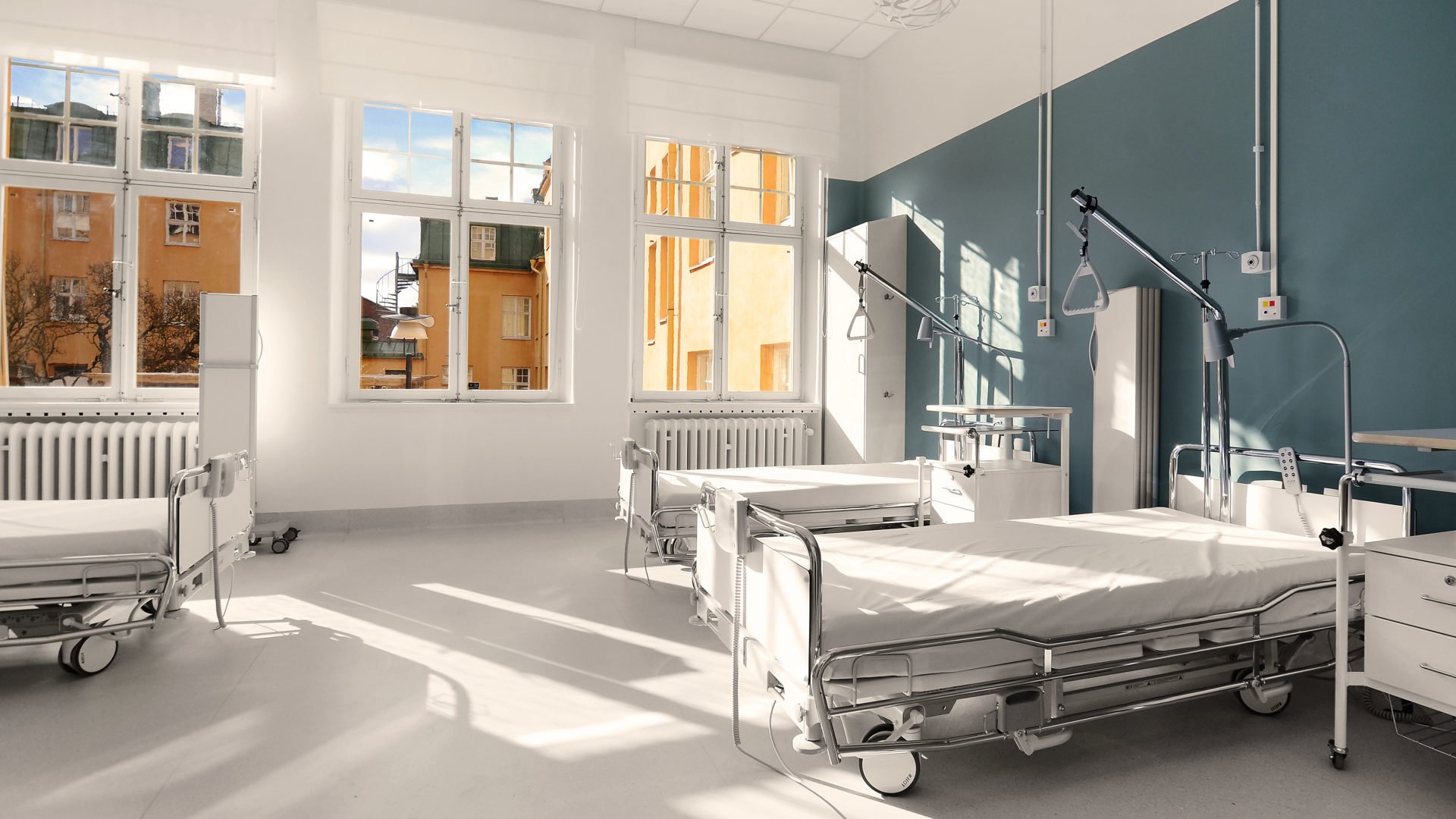 Sjukhussängar i ett blått rum i Lill-Janshuset där Ebab ansvarade för ombyggnaden av den kulturklassade fastigheten.