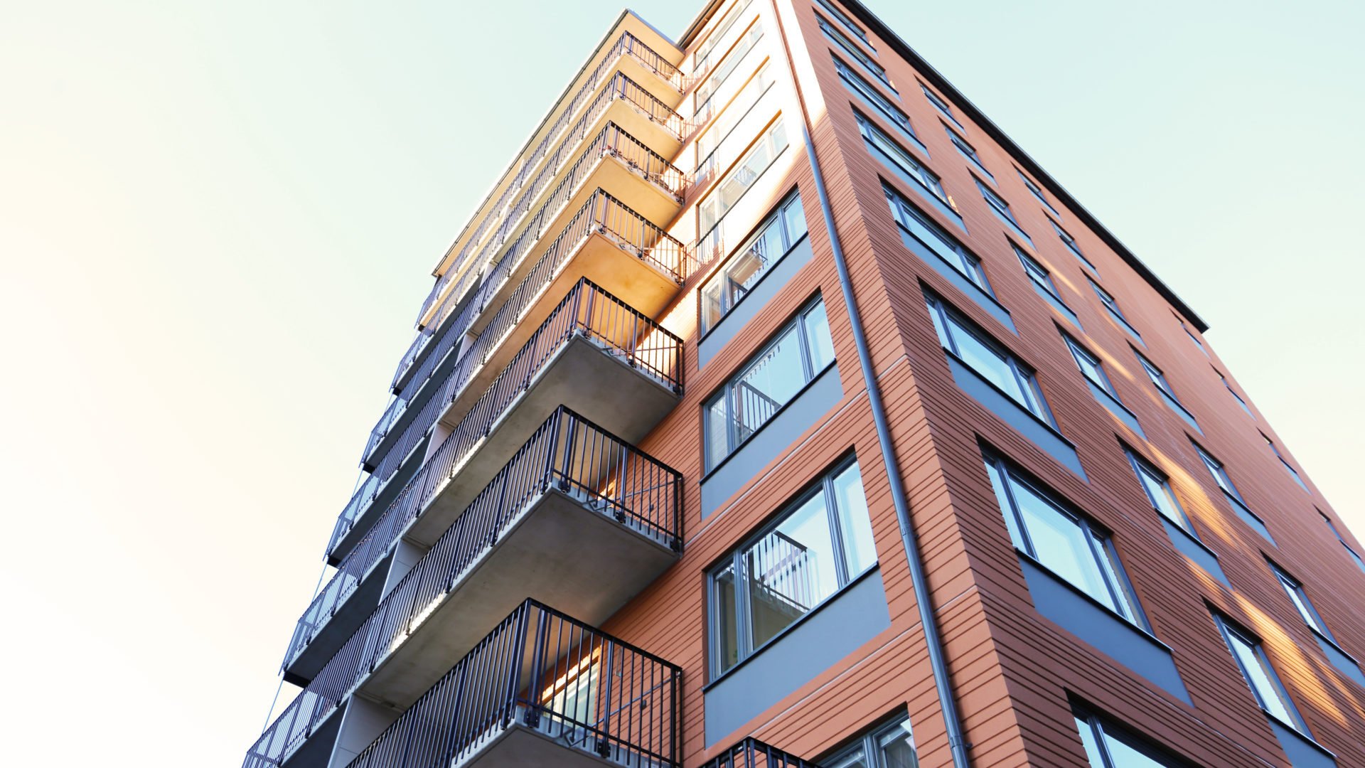 Husfasad med gråa balkonger och fönster på Lisebergs seniorboende där Ebab medverkade i projektet med att utveckla fem punkthus till seniorlägenheter.