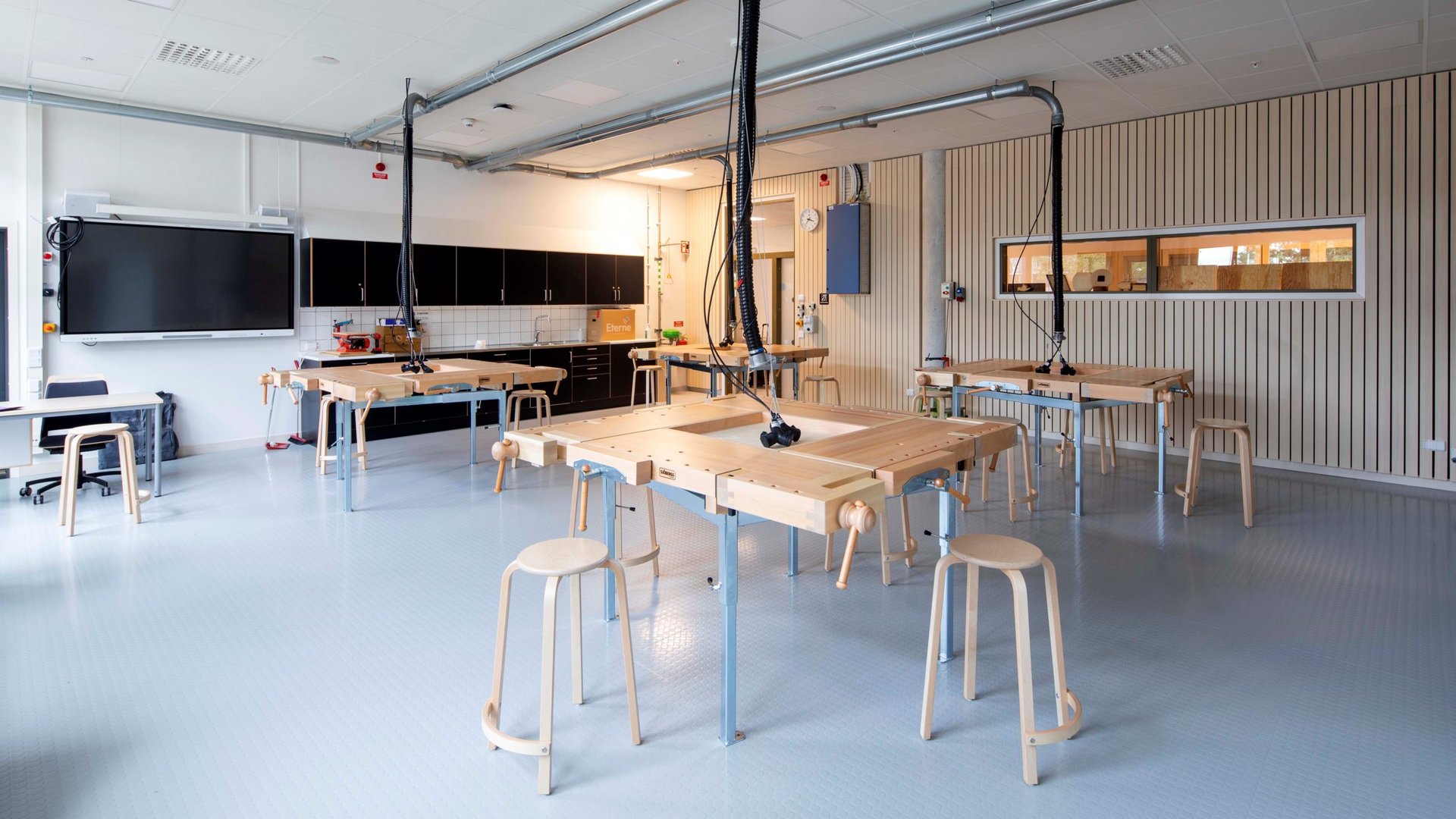 räslöjdssal med bänkar i ljust trä i Riksäpplet 2 där Ebab bistod med projekt- och byggledning samt miljösamordning