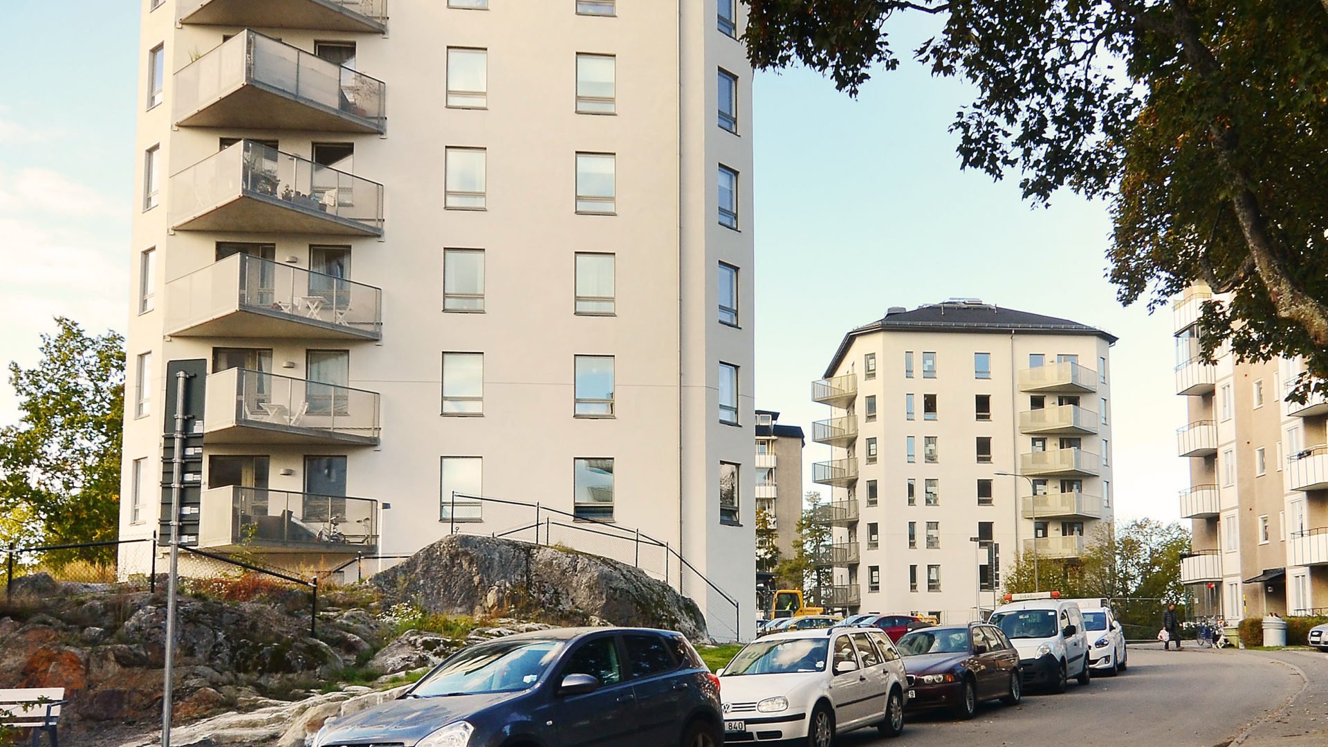 Två punkthus med ljusbeige fasad och trekantiga balkonger i projekt Solberga där Ebab medverkat från strategisk analys till färdigställande