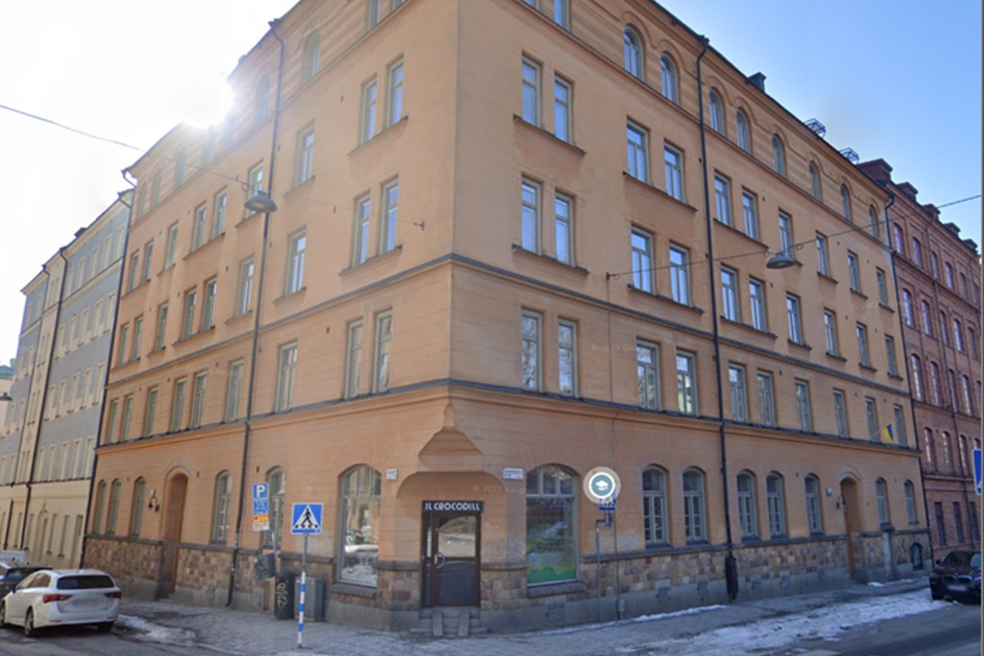 Äldre stenhus med ljusröd fasad i Kv Släggan 9 där Ebab genomfört miljöinventering. 