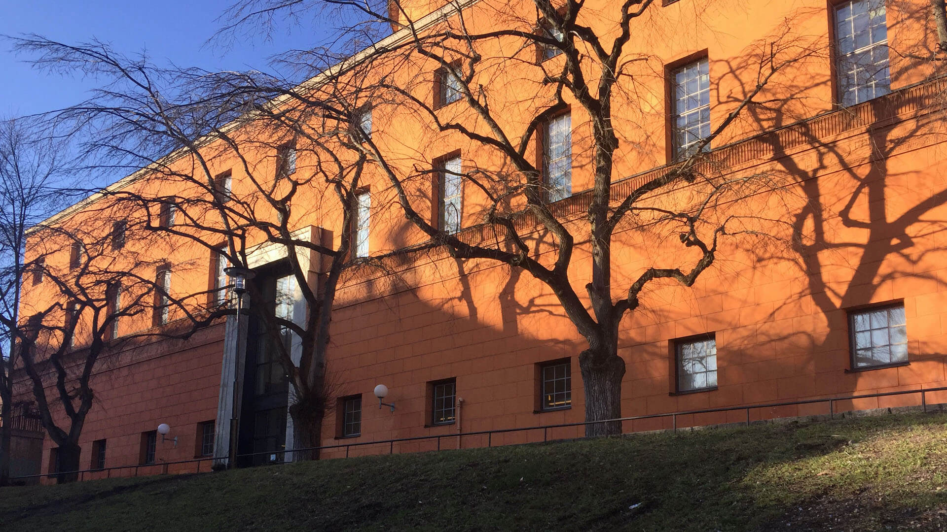 Stockholms stadsbiblioteks ljusröda fasad där Ebab medverkar i ett projekt för teknisk upprustning med stambyte och stamrenovering