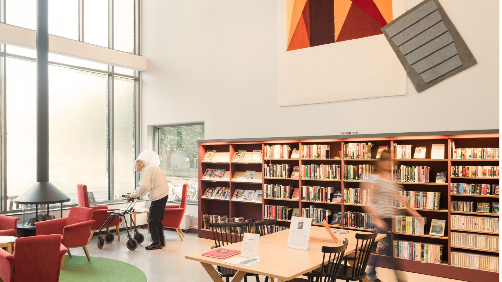 Ett bibliotek med en stor bokhylla mot en vägg inryms i Stockholms sjukhem där Ebab ansvarade för byggprojektet