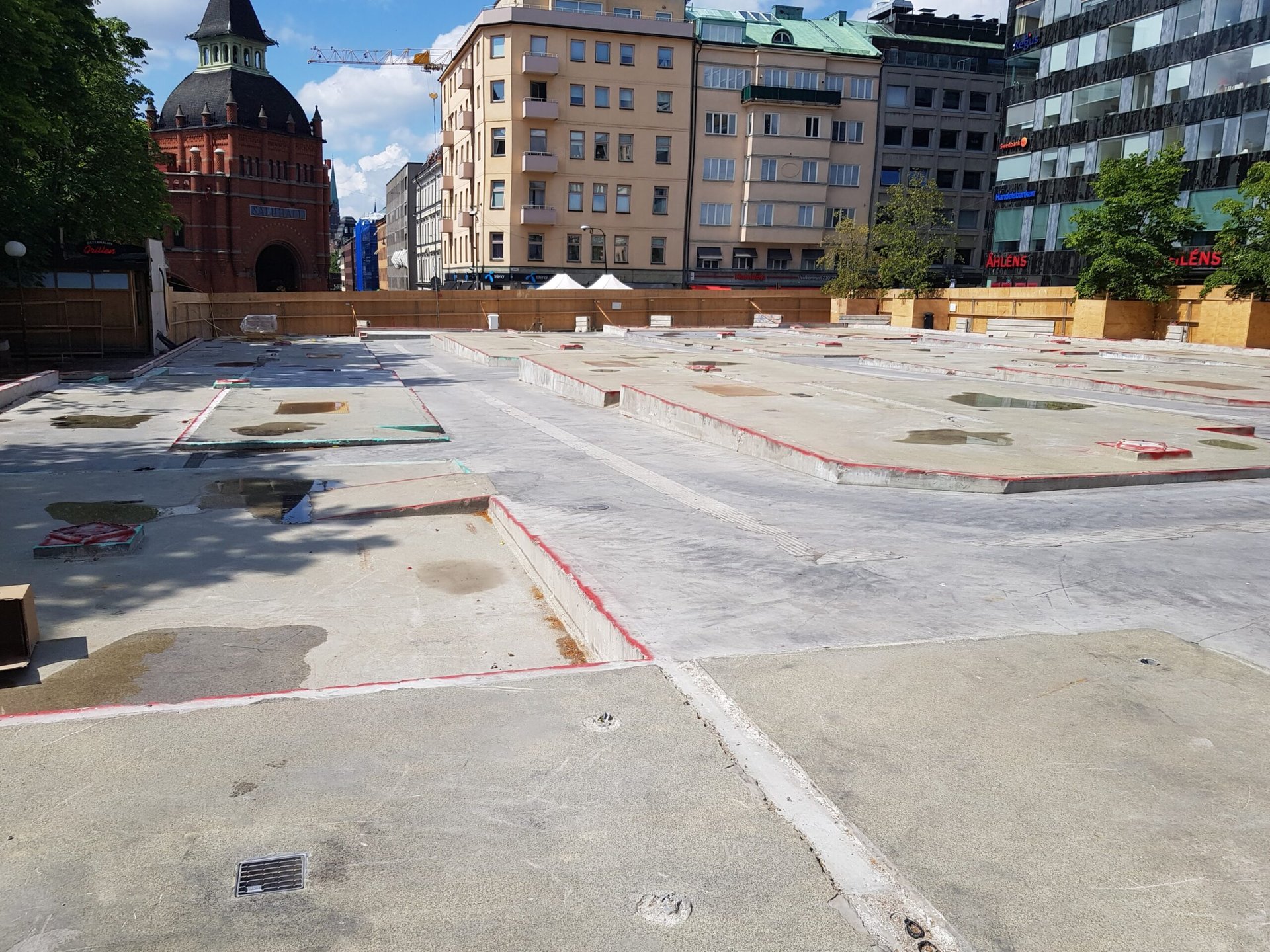 Gjutningar på Östermalmstorg i samband med återställandet efter den tillfälliga saluhallen.