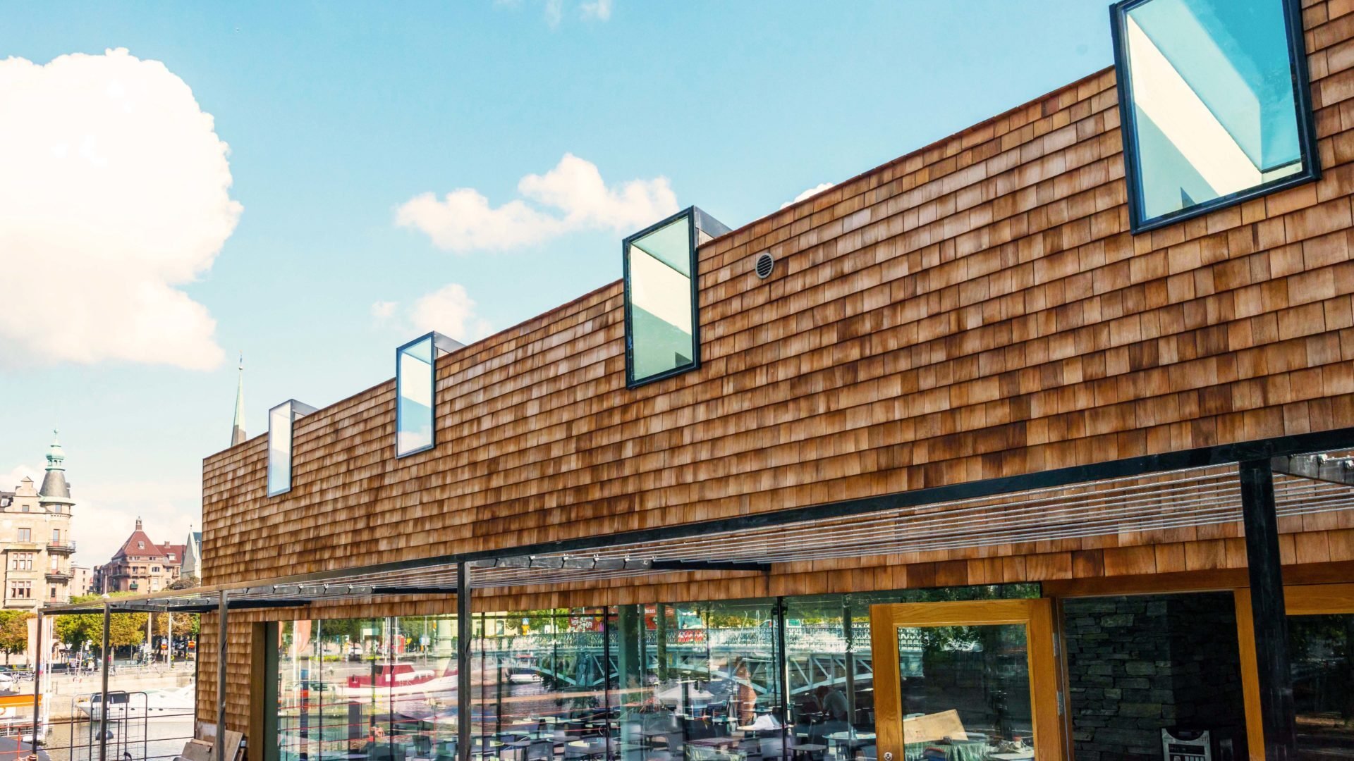 Tak med takfönster på det nyproducerade besökscentret Visit Djurgården