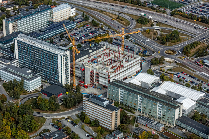 Flyfotot över Danderyds sjukhus där Ebab medverkade till modernisering och certifiering Miljöbyggnad Guld.