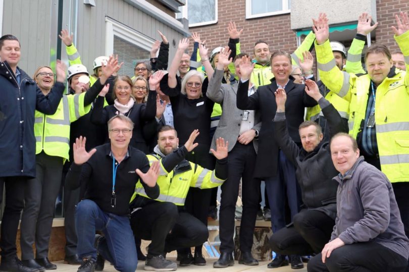 Ett gäng personer, några i gula jackor, gör vågen och tittar in i kameran. Renovering åt SVPH i CM-projekt.