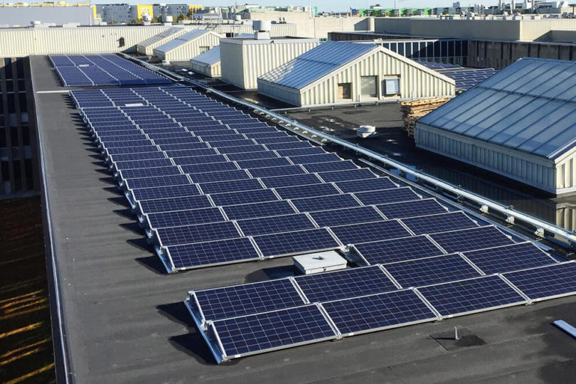 Ett platt, svart tak med solceller - allt du behöver veta om installation av solceller.