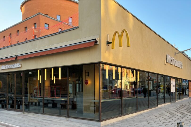 Nyrenoverad fasad på Basarerna med Stockholms stadsbibliotek i bakgrunden